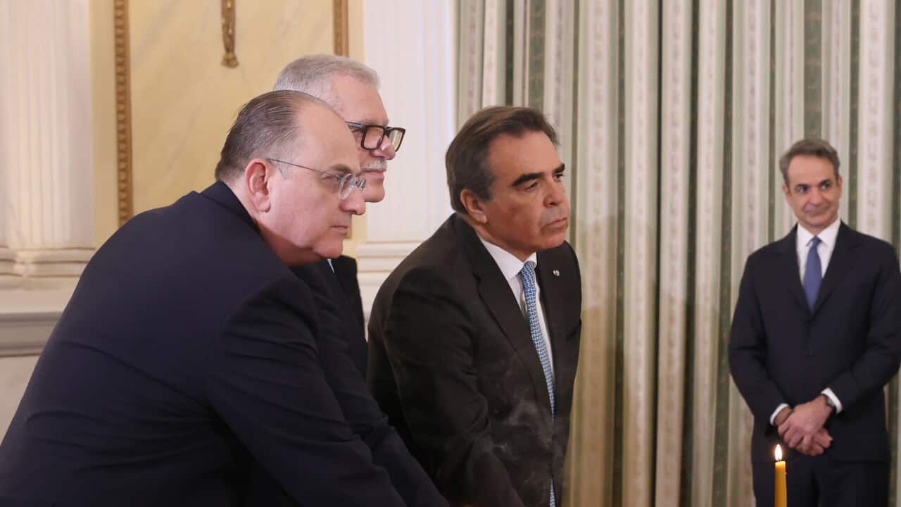 Από αριστερά, ο πρώην πλέον υπουργός Αγροτικής Ανάπτυξης, Μακάριος Λαζαρίζης στην ορκομωσία του στις αρχές Απριλίου