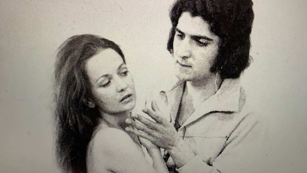 Manuela Caluzzi e Sandro Martino nel manifesto della commedia “La Mandragola” di N. Machiavelli presentata dal Gruppo Teatrale Italiano, diretto dal regista Osvaldo Maione..png