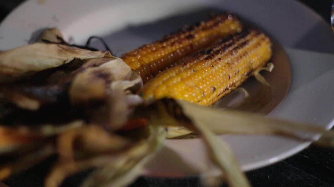Grilled corn on the cob with coconut-butter sauce