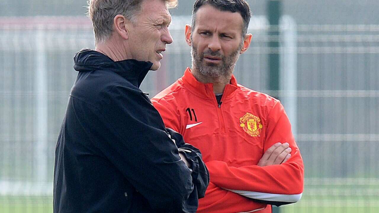 Manchester United's Ryan Giggs (R) with manager David Moyes
