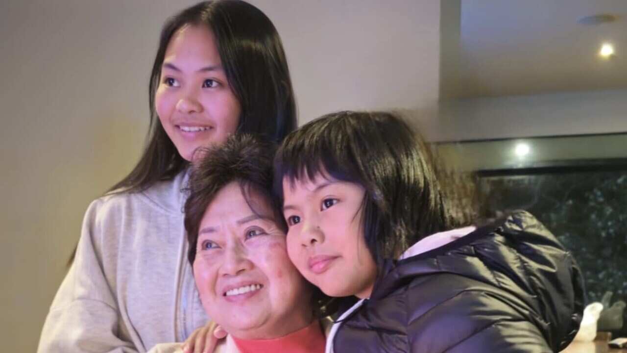 Bà ngoại và bé Anna.jpg