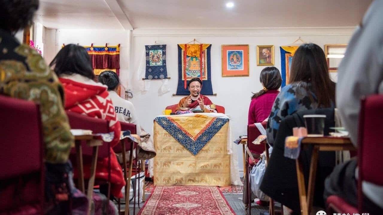 Khenpo Tsering Tashi teaching Tibetan Buddhism to Chinese followers.