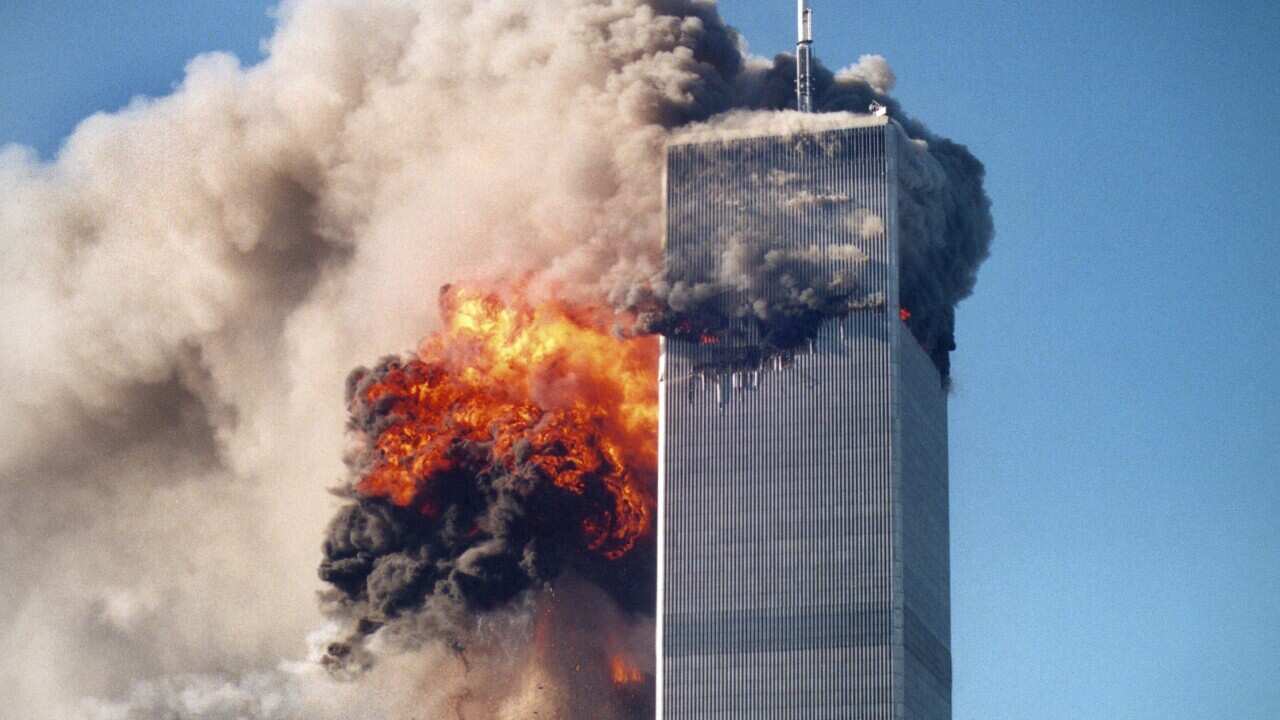 Il momento in cui il secondo aereo dirottato colpisce la torre numero 2 - o torre sud - del WTC di New York