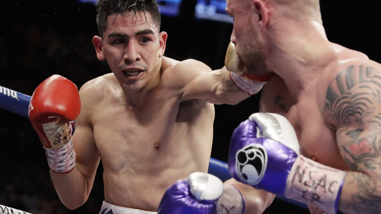 Leo Santa Cruz hits Carl Frampton