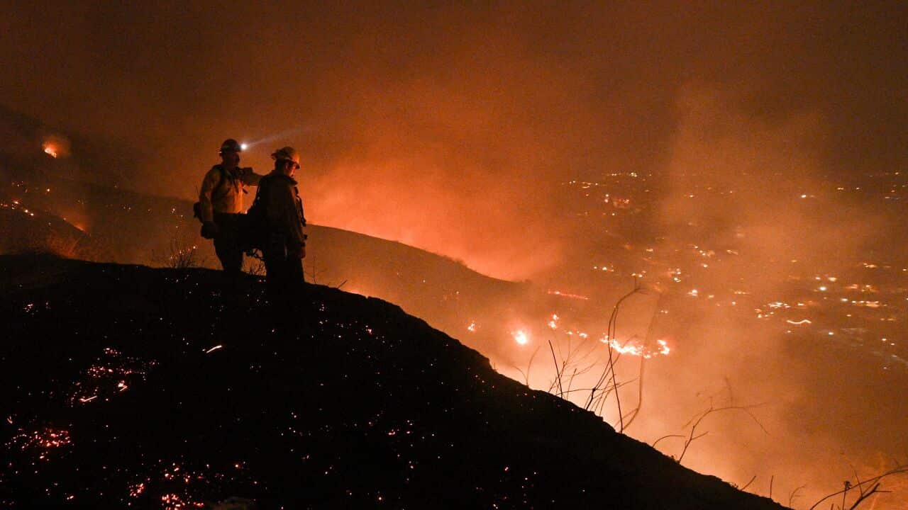Some 60,000 people fled their homes near Los Angeles on Monday as a fast-spreading wildfire raged across more than 3,000 hectares.