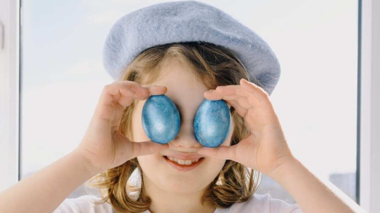 Un'attività da fare con i bambini durante l'isolamento: preparare un salame al cioccolato con le uova di Pasqua avanzate.