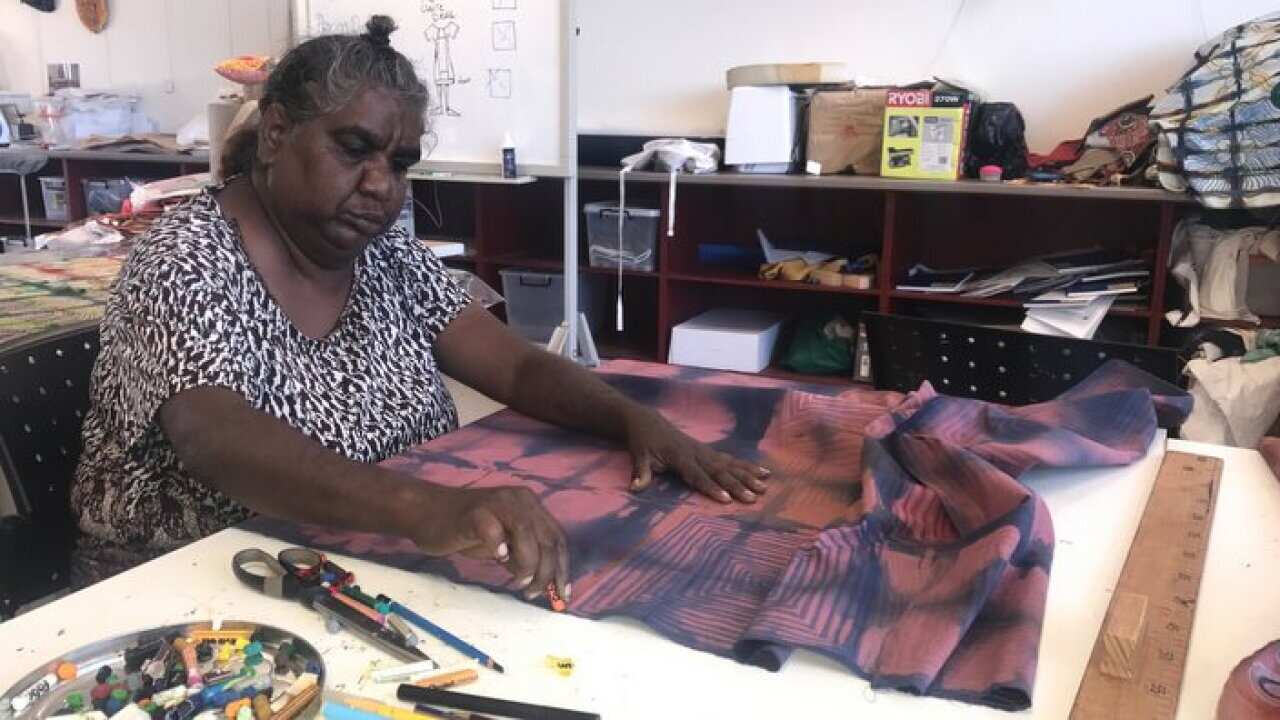 An Ikuntji artist from Haasts Bluff at work
