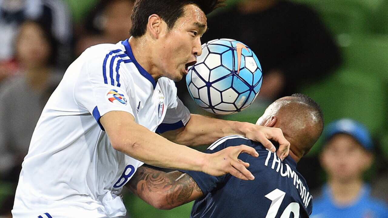 Bluewings' Cho Won Hee (L) and Melbourne's Archie Thompson