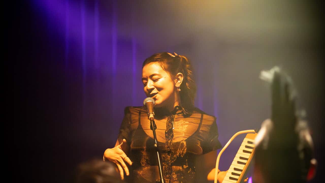 EmiEmi Live Press Shot 1.jpg