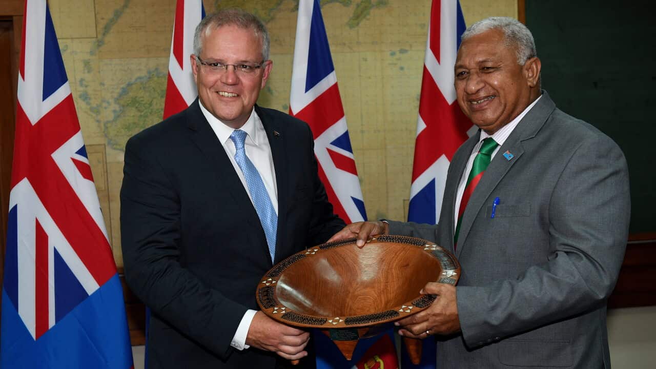Waziri Mkuu wa Australia Scott Morrison apewa zawadi toka kwa Waziri Mkuu wa Fiji Frank Bainimarama