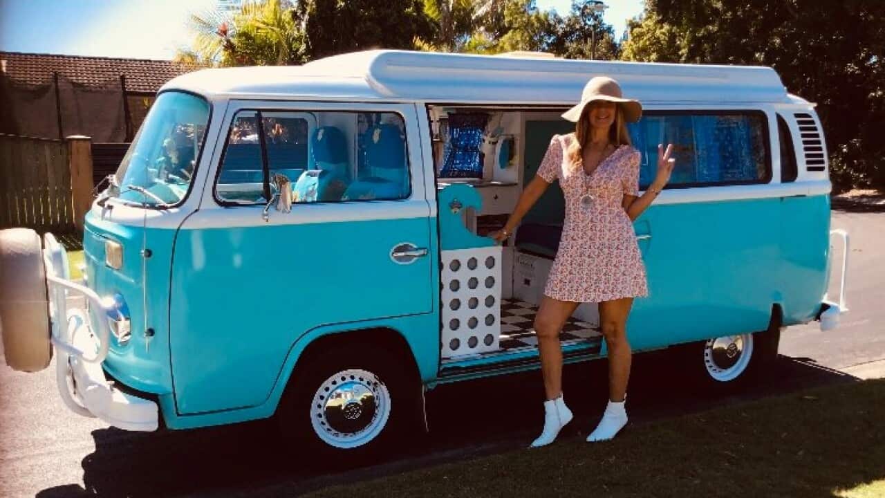 Sasa Mendoza con su Kombi "Woodstock"