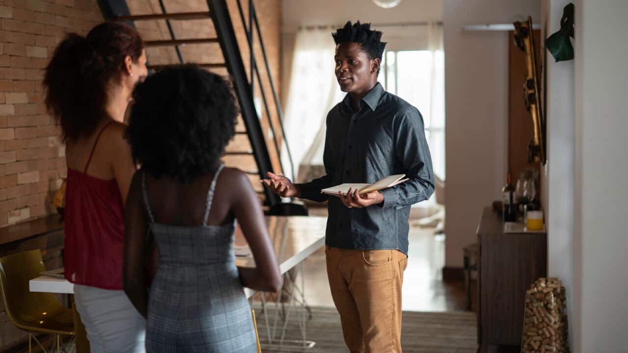 Umugabo ariko arereka abantu inzu bazobamo.