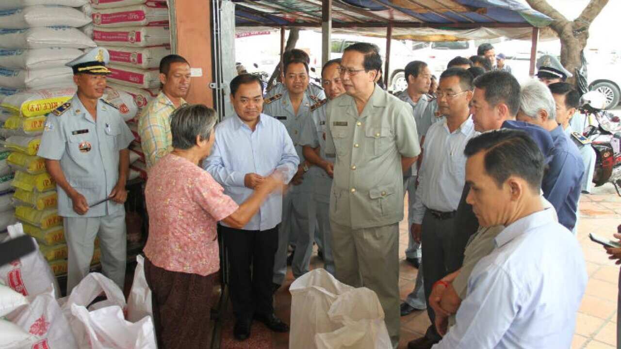 Officers from Ministry of Commerce are checking for plastic rice in Phnom Penh - Cambodian Ministry of Commerce