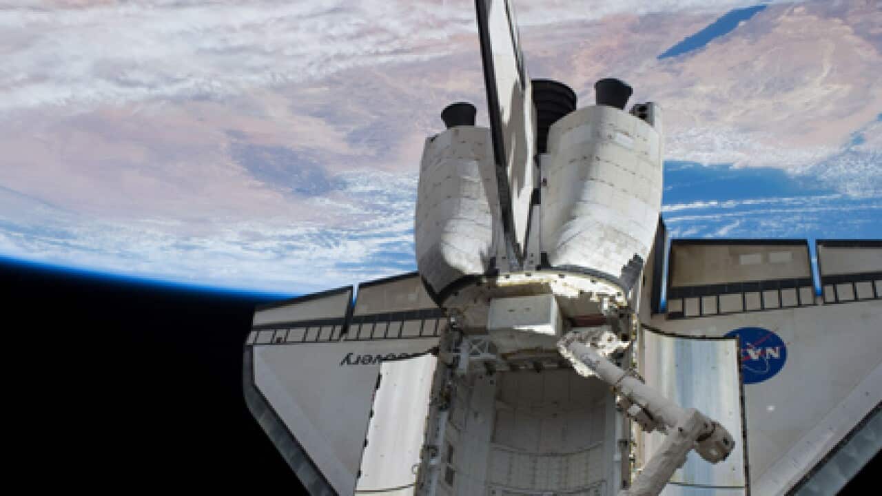 shuttle_discovery_100412_L_aap_144716429