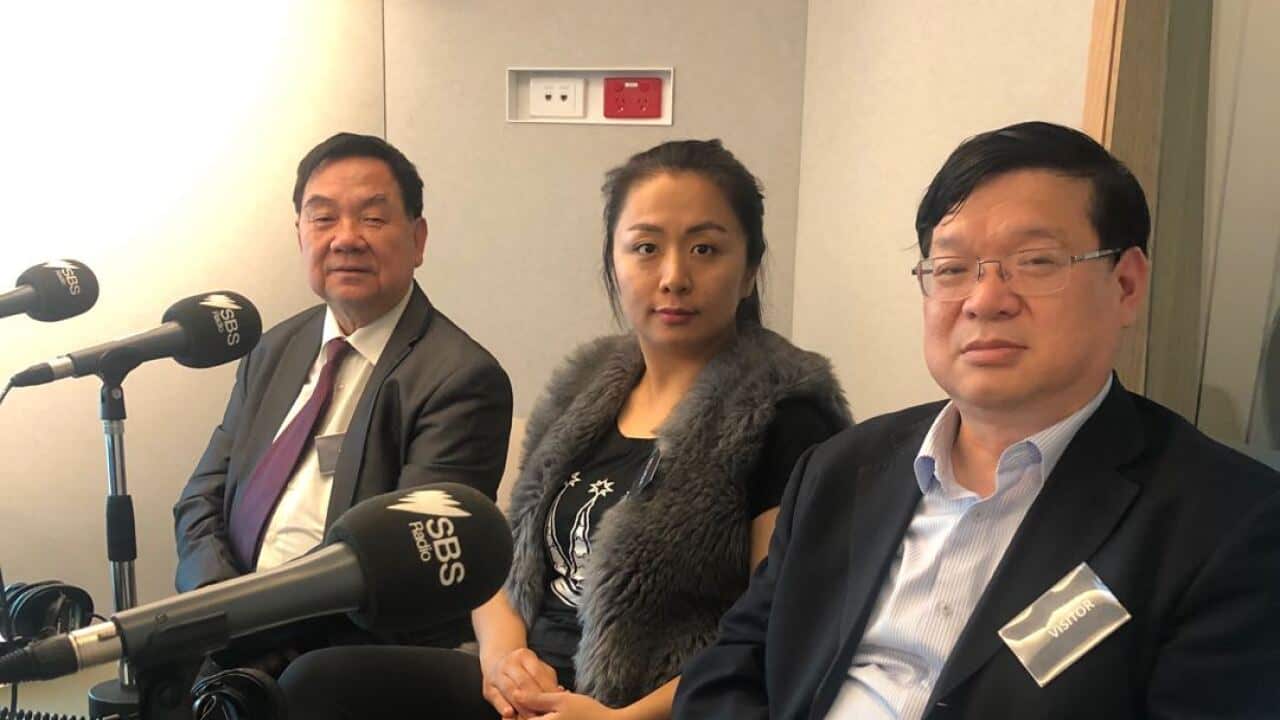 冯廷佺和周重阳一行接受SBS中文普通话节目采访。