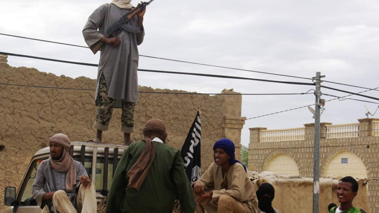 Mali army eyes Timbuktu, as aid pours in