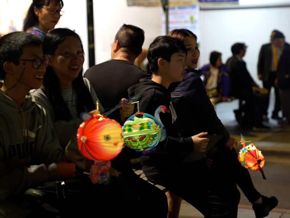 Người tham dự cầm những chiếc lồng đèn nhiều màu sắc trong đêm hội Trung Thu tại Bankstown. Nguồn ảnh: Phương Linh/SBS Tiếng Việt.