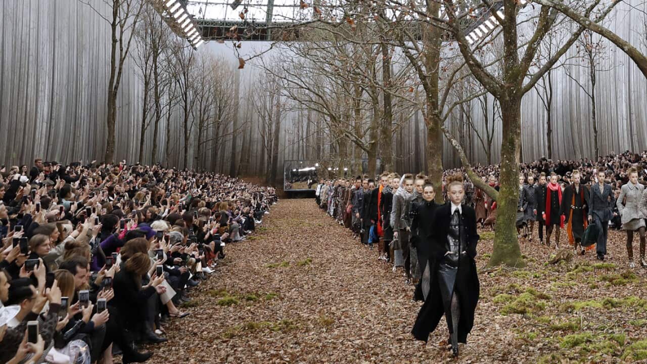 Des mannequins présentent les dernières créations de Chanel au Grand Palais le 6 mars.