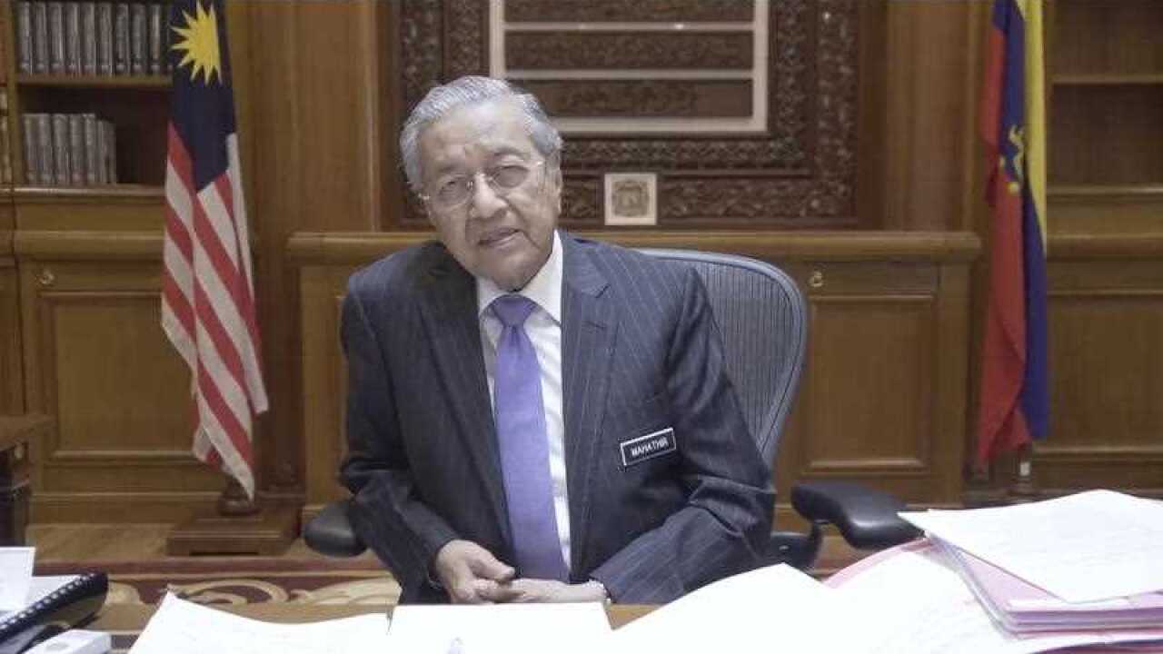 Malaysia's Prime Minister Mahathir Mohamad has slammed the public caning of two Muslim women.