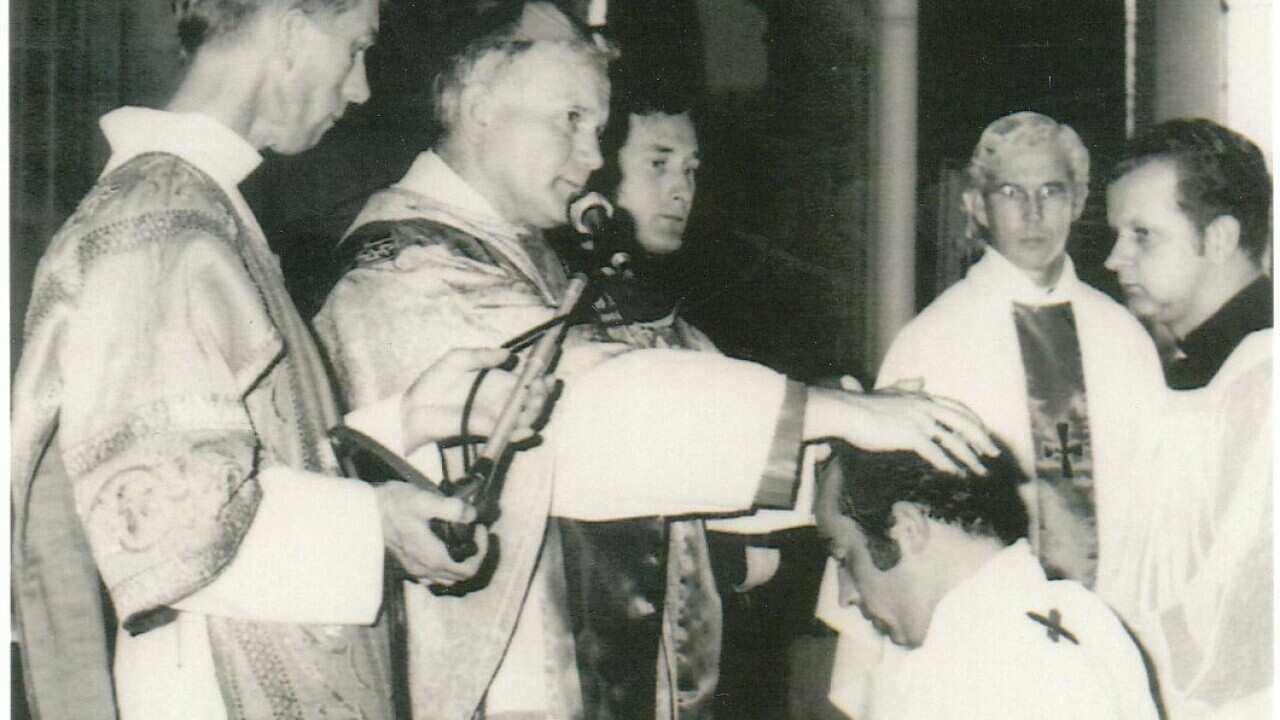 25.02.1973 - najważniejszy moment święceń kapłańskich (002).jpg