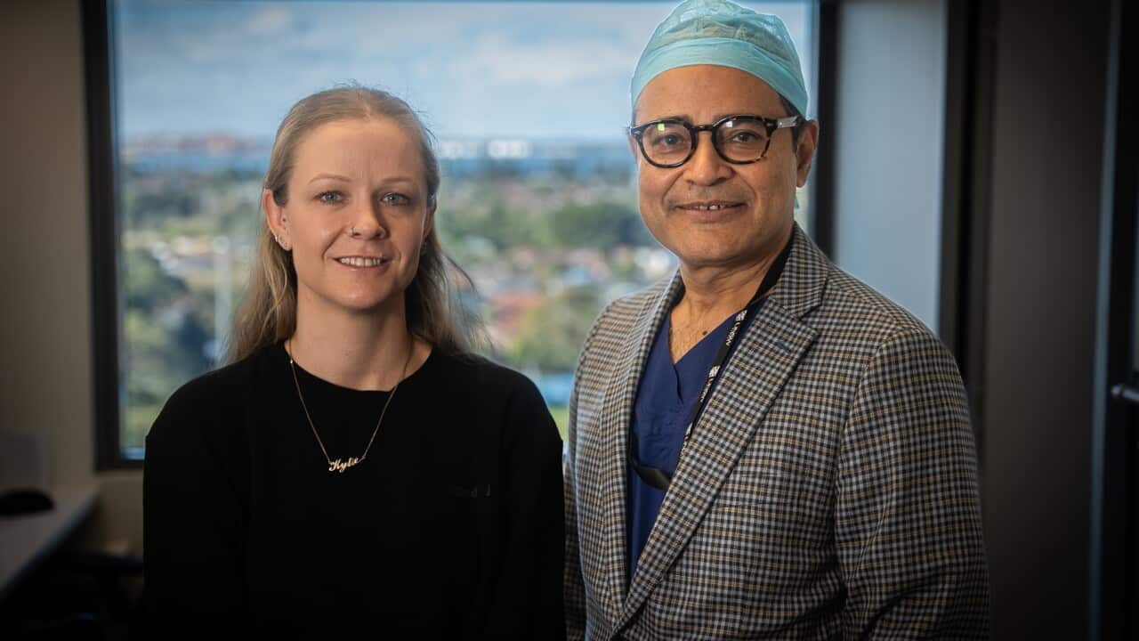 Bel Ağrısı hastası Kylie Stewart (solda) omurga cerrahı Dr Ashish Diwan ile birlikte (SBS-Sandra Fulloon).jpg