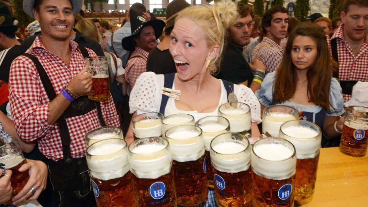 Una cameriera durante la cerimonia inaugurale dell'Oktoberfest