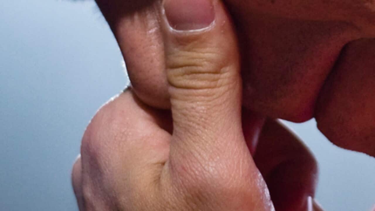 holding_nose_generic_090904_B_AAP_1961397505