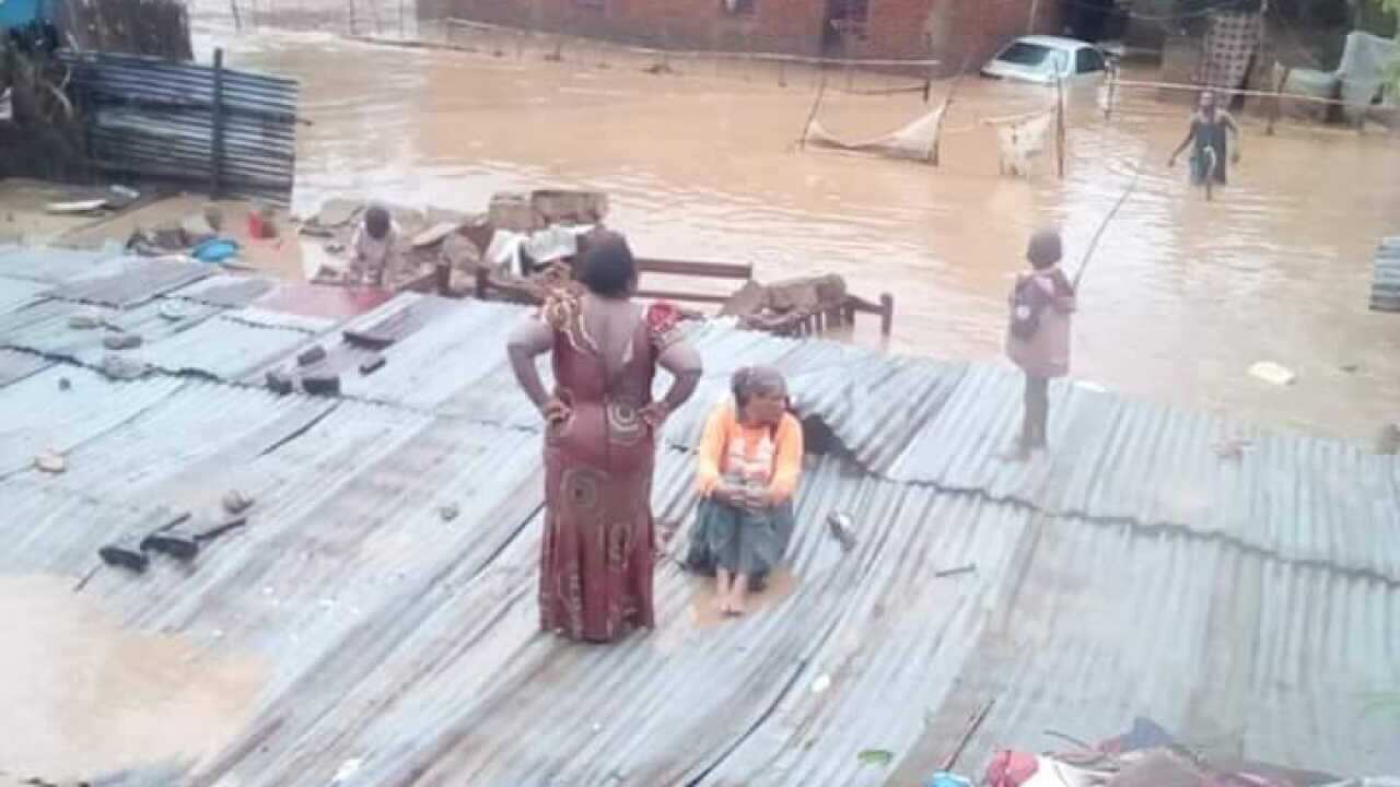 Watu watafuta hifadhi juu ya mabati katika mafuruko, Uvira Jamhuri ya Kidemokrasia ya Congo