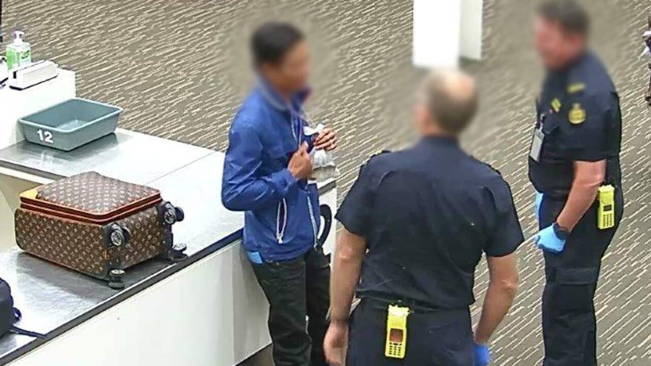 ماموران فرودگاه ادلاید در حال بازداشت یک مرد که قصد داشتن به طور مخفیانه یک ماهی وارد استرالیا کند.