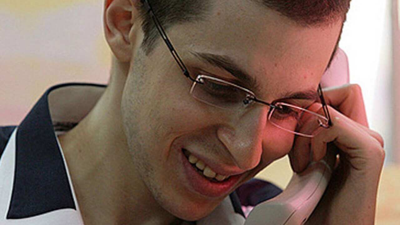 shalit_released_smile_b_111018_IDF_1868981790