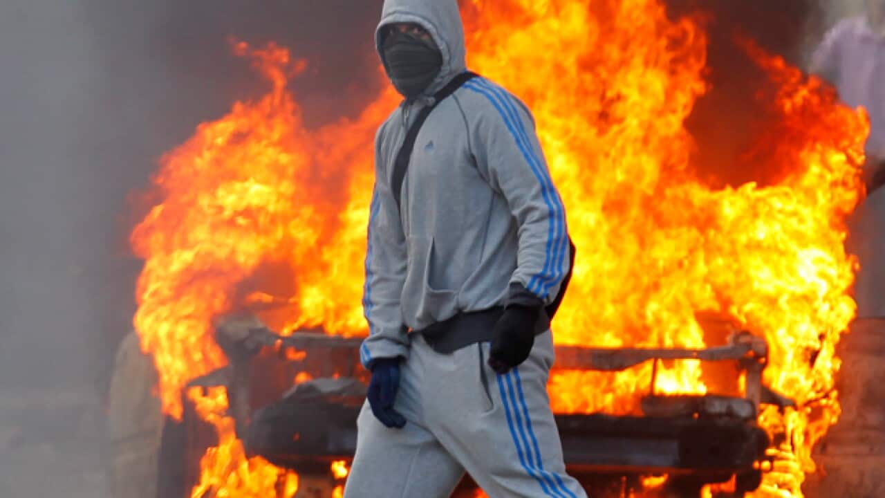 London_riot_hoody_110809_B_aap_14792232