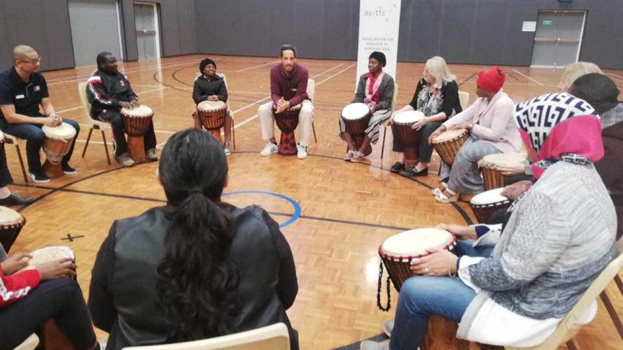 Abasangwabutaka b'Abarundi bari kumwe n'abagenzi babo mu myimenyerezo yo kuvuza ingoma.