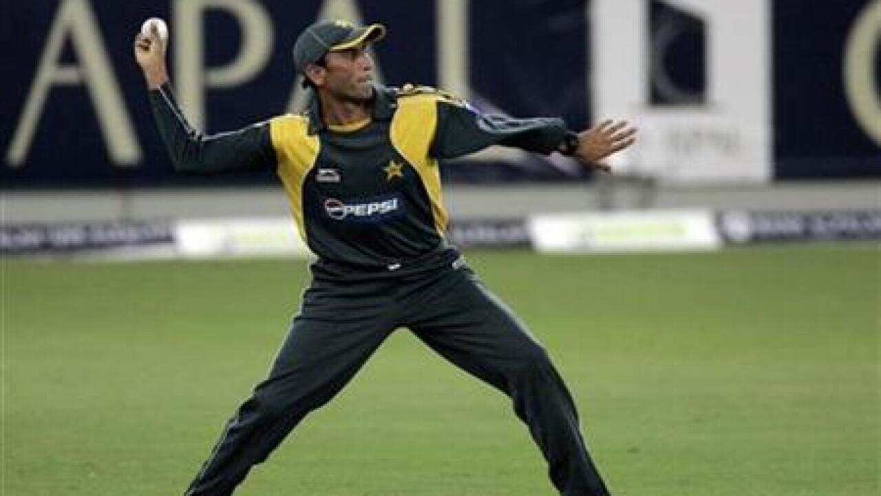 younus-khan-urges-team-to-take-t20-form--1869531805-large.jpg