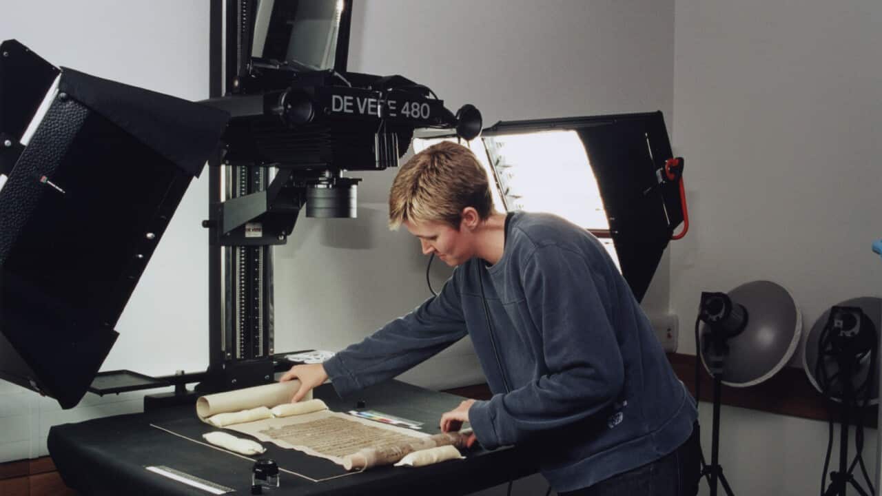 Digitisation of a Dunhuang manuscript in the IDP studio.