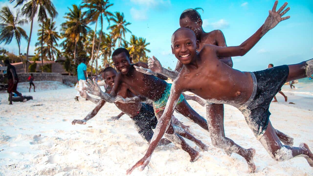 Abana bariko bakina kuri Nyali Beach Mobasa muri Kenya.