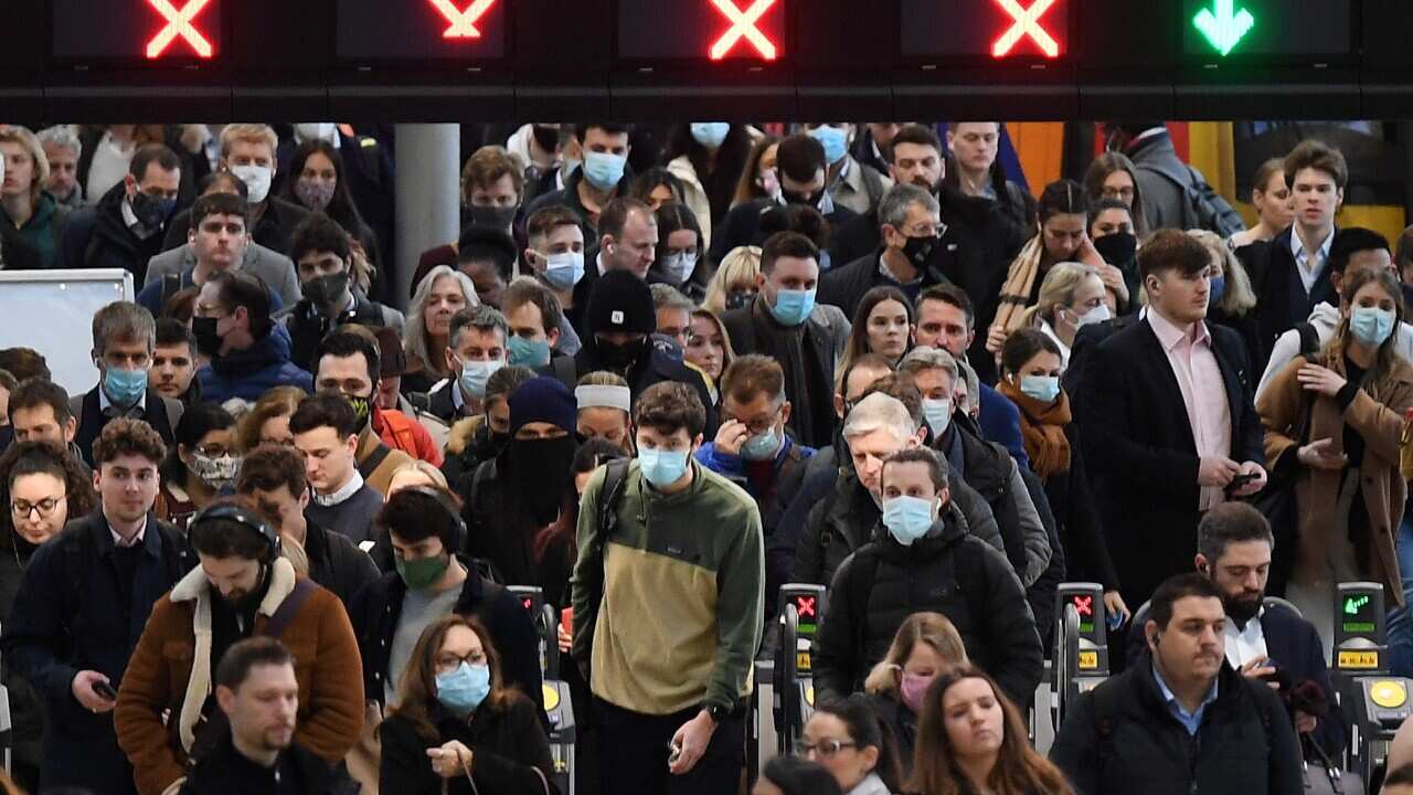 英國上個月起就新冠疫情列作「風土病」(endemic),當局亦引述政府科學專家的意見,相信由高度傳染性新冠變種病毒Omicron引發的新一輪疫情,感染數字「已達全國頂峰」,因此當局決定解除一系列防疫限制。新措施對當地人的生活又帶來怎樣的影響?