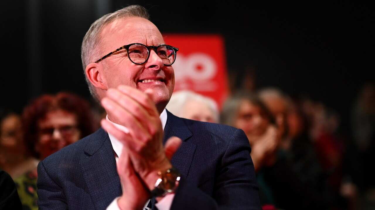 Kiongozi wa Upinzani Anthony Albanese awashukuru wanachama wenza baada ya hotuba yake.