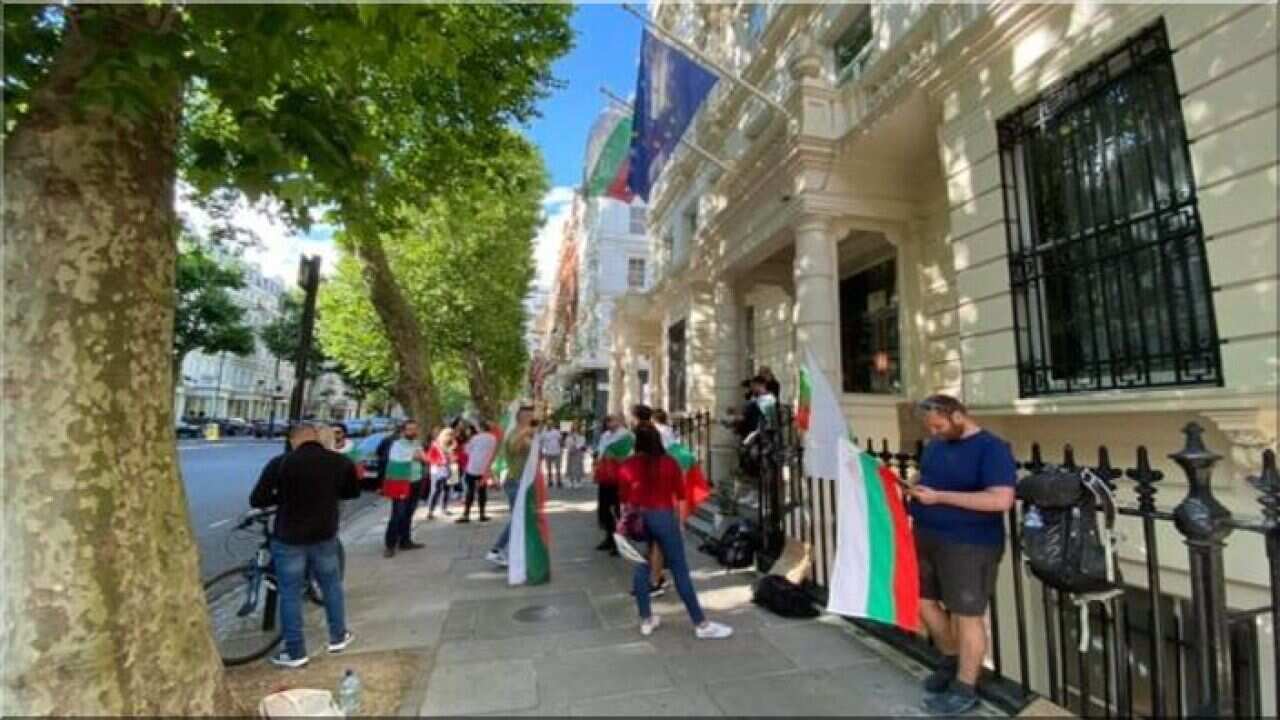 Българи протестират пред посолството на България в Лондон.