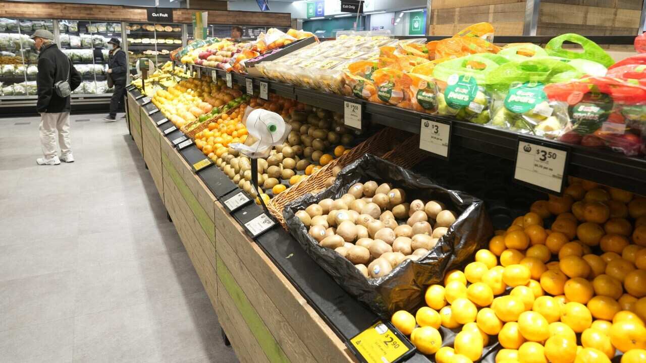 thumbnail_Shoppers in a supermarket in Sydney (AAP).jpg