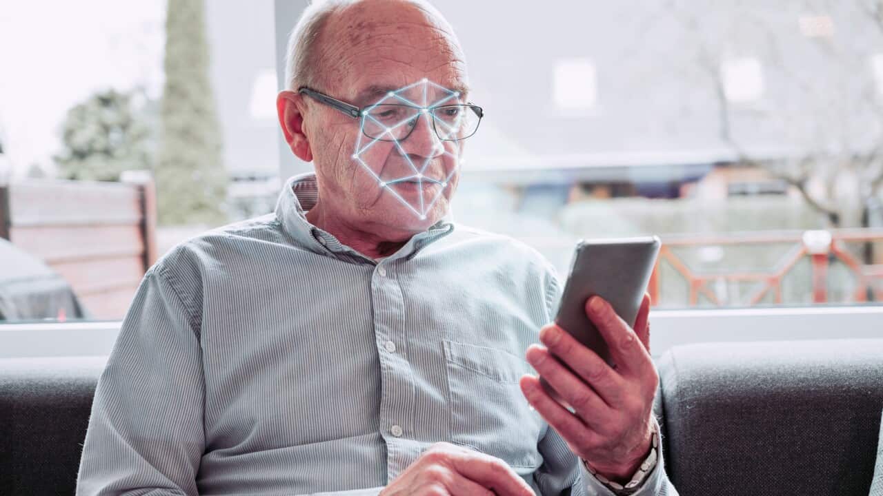 یک فرد سالمند در حال استفاده از موبایل