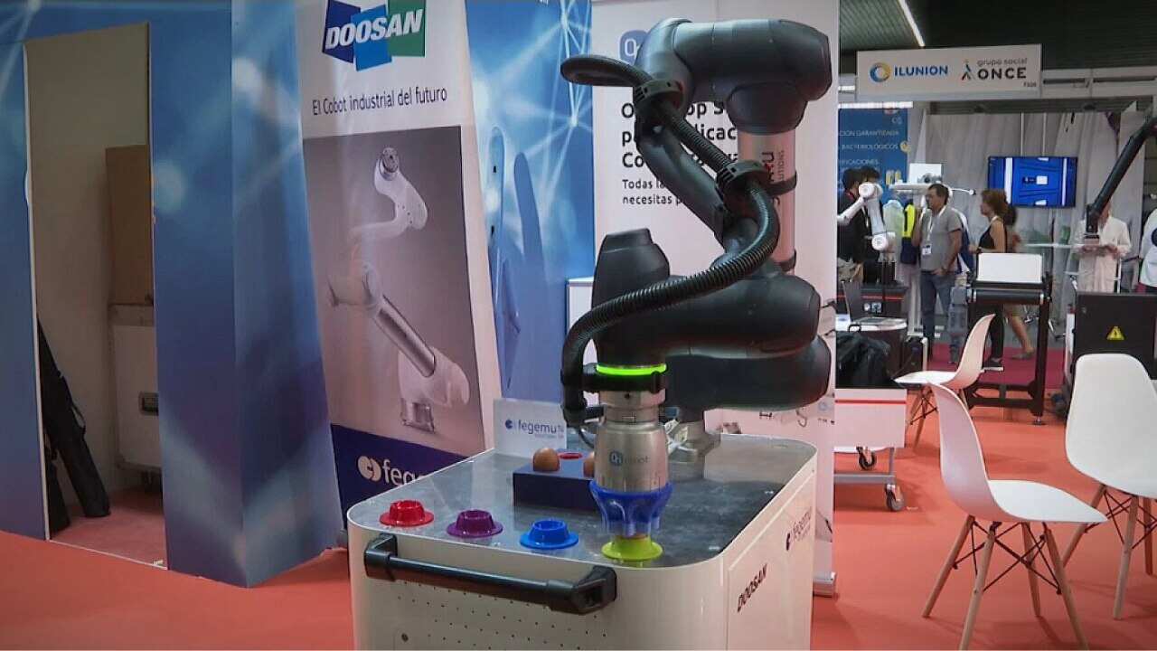 A robot deals with an egg without breaking it