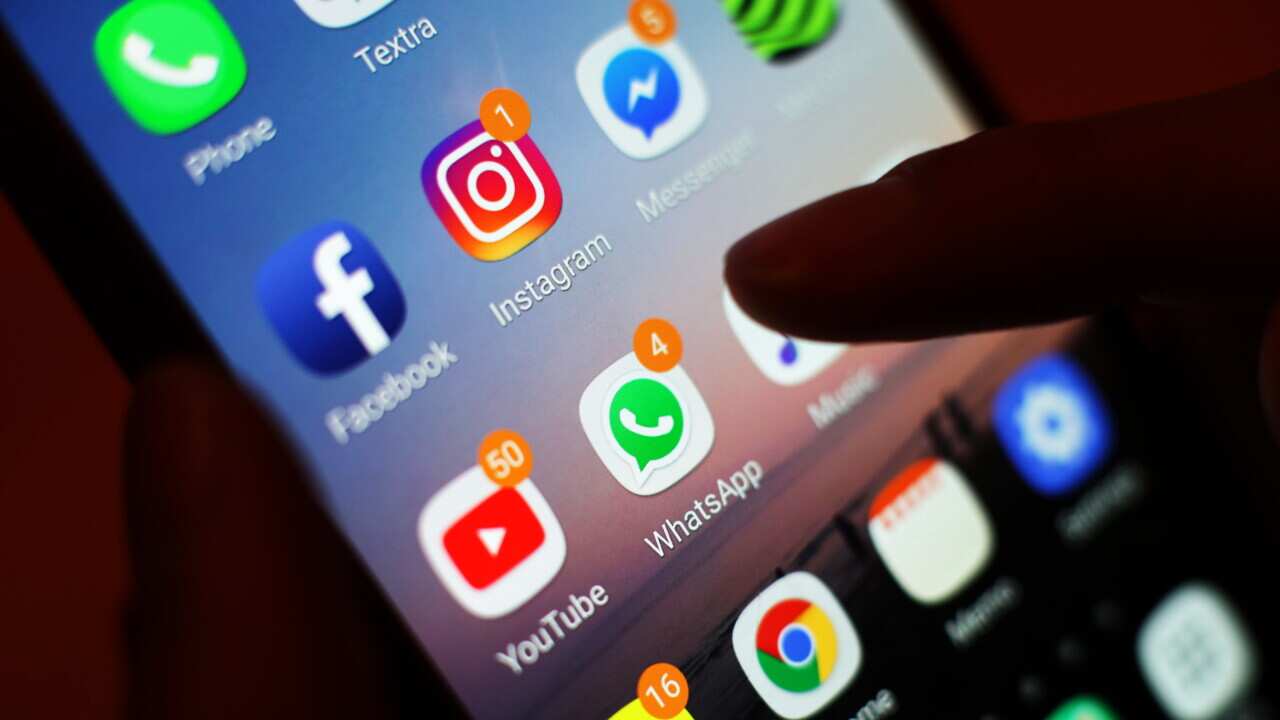 UK shopping via social media statistics