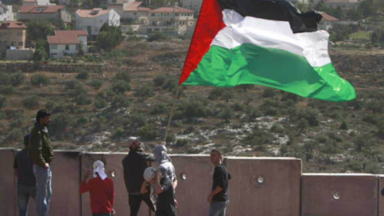 Palestinian_flag_WBank_wall_091203_B_getty_1278316797