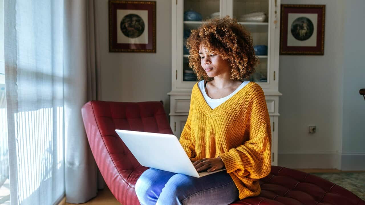 یک دانش آموز در حال تحصیل از خانه