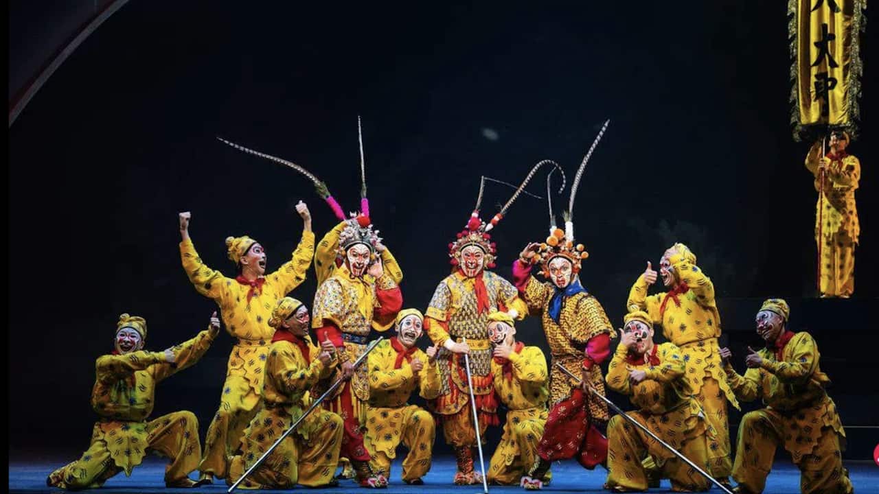 台湾京剧演员徐挺芳和秦朗表演《美猴王》。