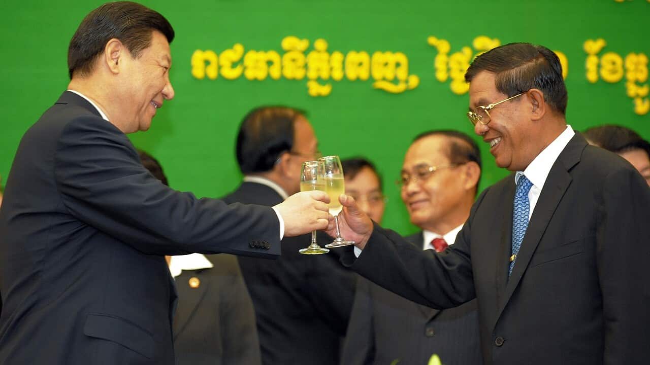 Xi Jinping (left) toasts Hun Sen (right) in 2009. 