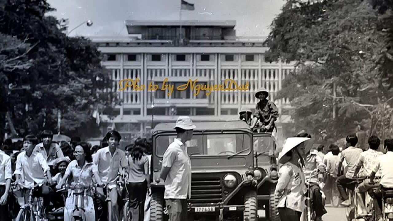 Dân chúng Sài Gòn tụ tập trước Dinh Độc Lập trưa 30/04/1975