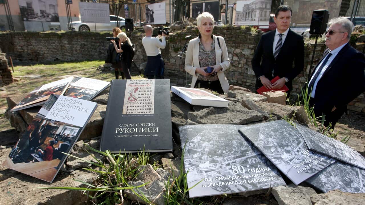 Beograd, 6. aprila 2022 - Obelezavanje Dana secanja na stradanje Narodne biblioteke Srbije u Drugom svetskom ratu na Kosancicevom vencu uz simbolicno polaganje cveca i knjiga. FOTO TANJUG/ SAVA RADOVANOVIC/bs
