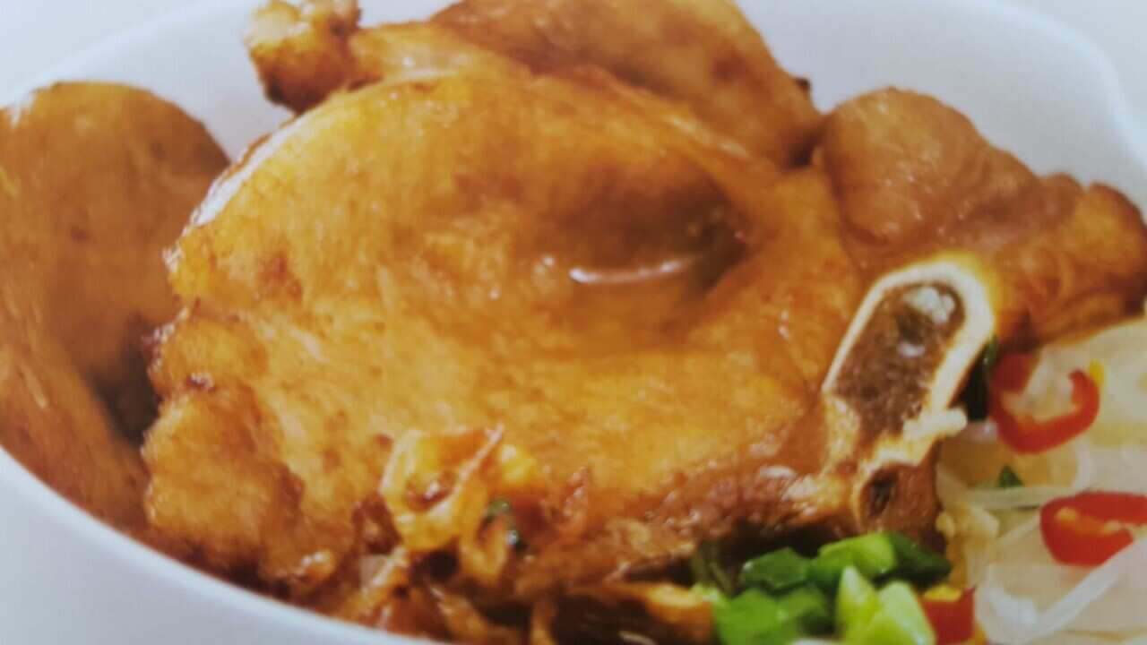 Vietnamese vermicelli salad with lemongrass seasoned pork chop