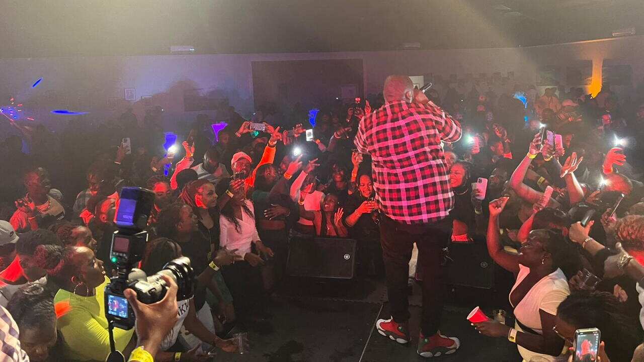 Mejja akiwapa mashabiki dozi zao